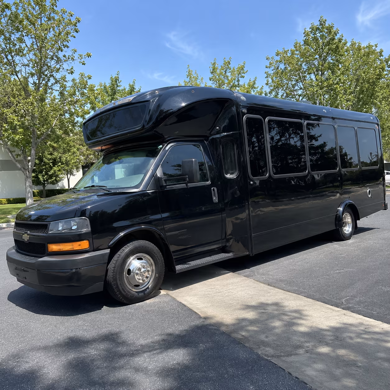 thousand oaks 15 passenger party bus