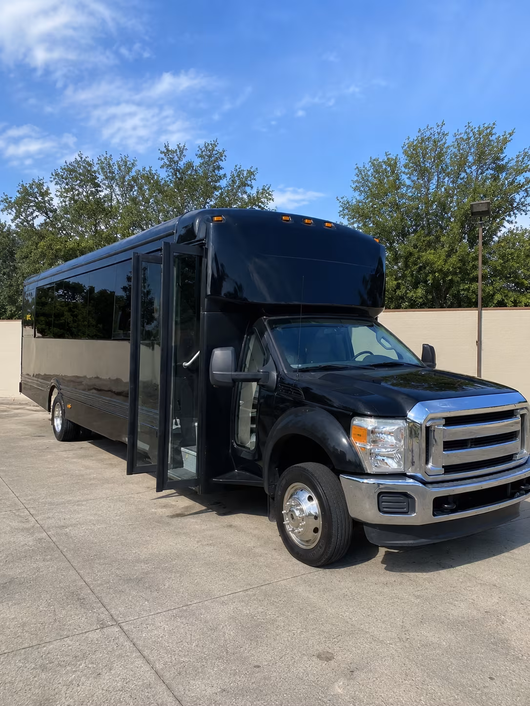 thousand oaks 20 passenger party bus